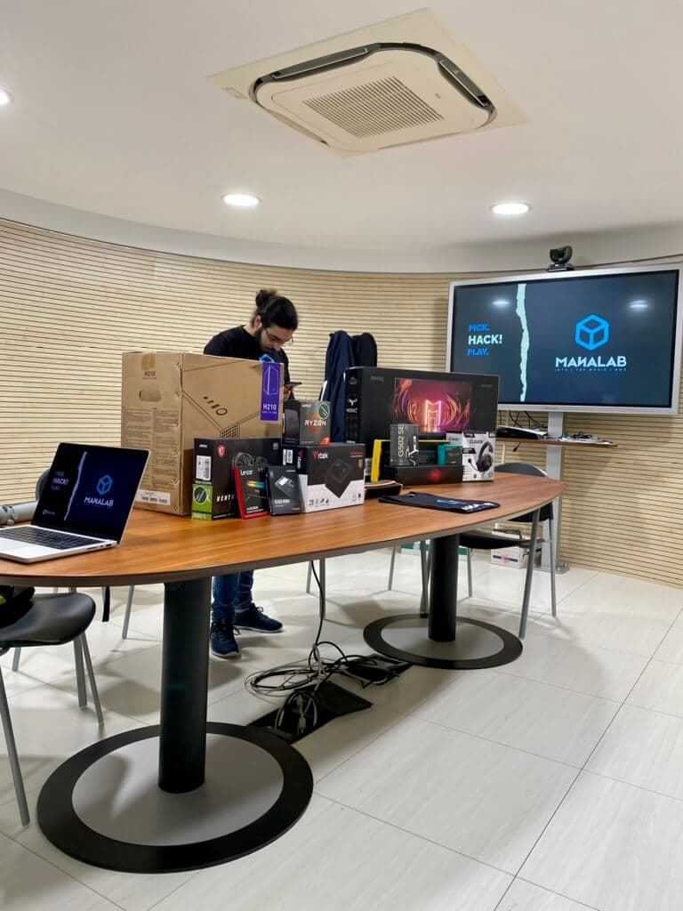 Alessio durante l'assemblaggio del PC - fase iniziale